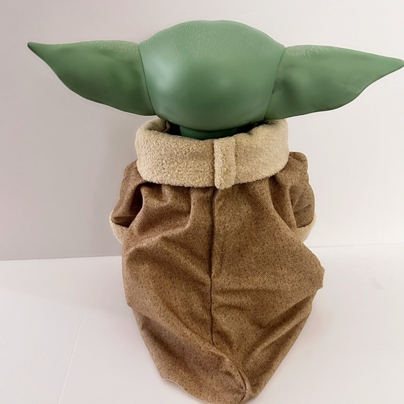 Hasbro Galactic Snackin' Grogu Animatronic Action Figure - Picture 5 of 10